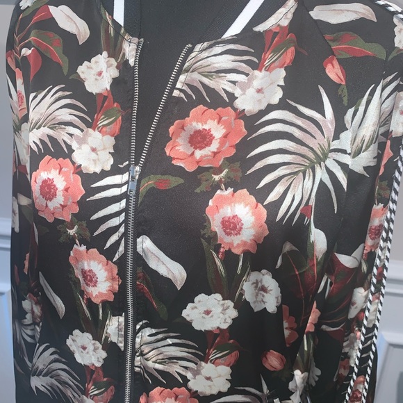 Lightweight floral jacket - Picture 2 of 5